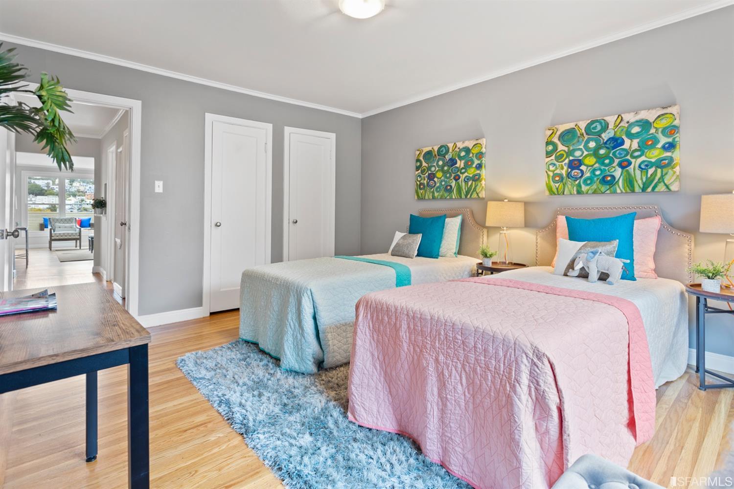 26 Eagle Street San Francisco, CA 94114 - Photo 22 of 56 a bedroom with a bed and a table