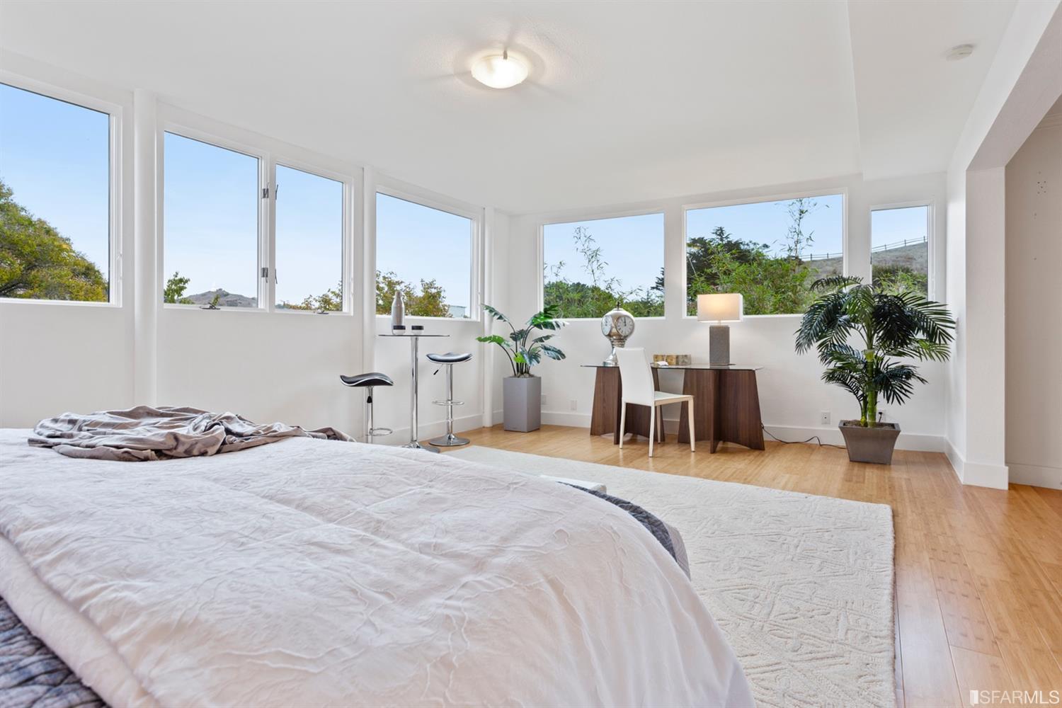 26 Eagle Street San Francisco, CA 94114 - Photo 36 of 56 a room with a bed and large windows