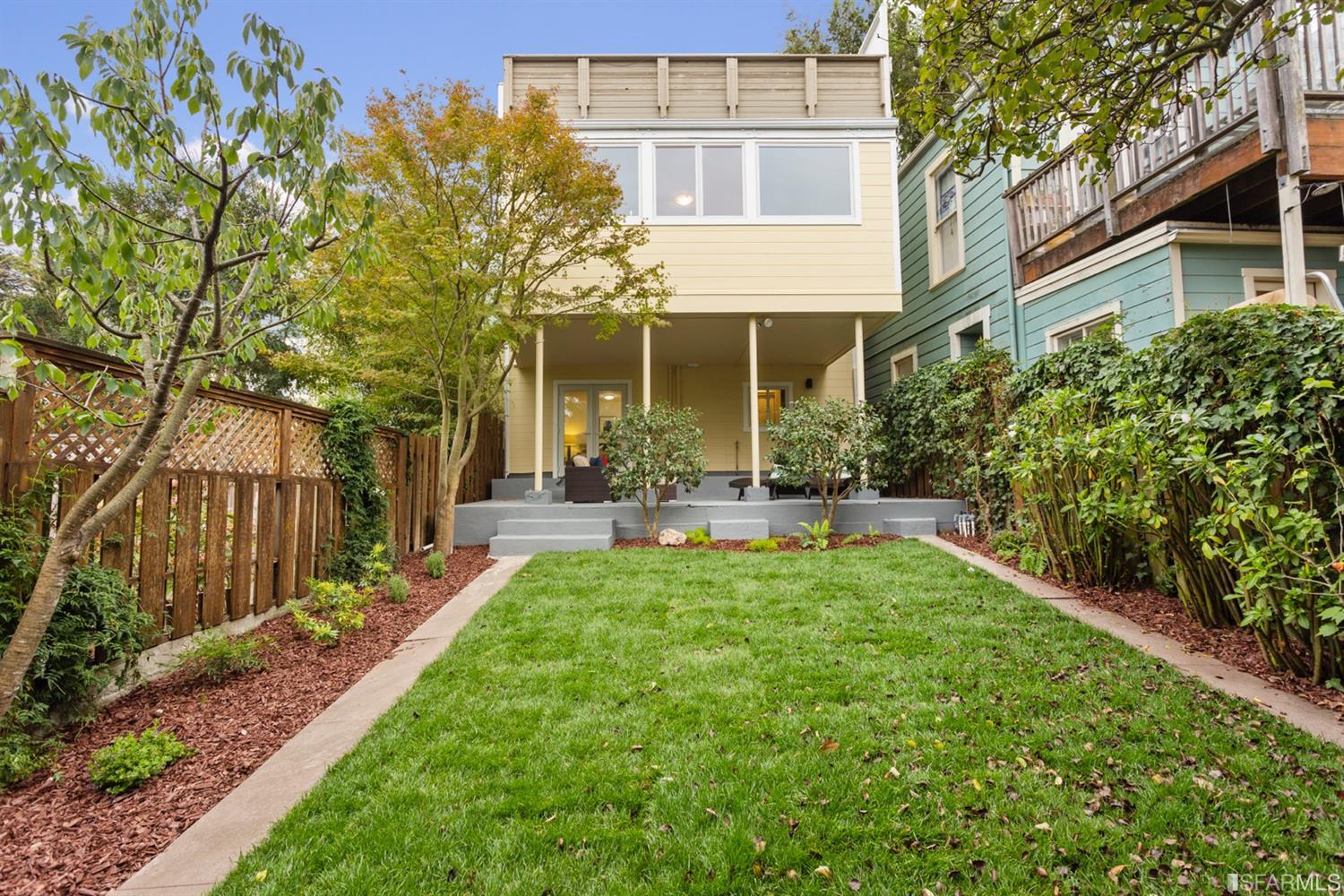 26 Eagle Street San Francisco, CA 94114 - Photo 47 of 56 a front view of a house with garden