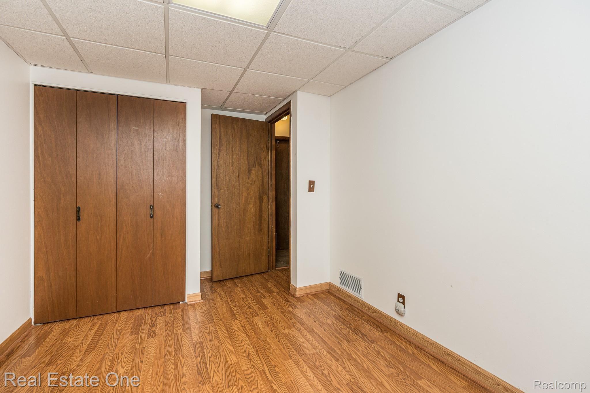 267 Arizona Avenue Rochester, MI 48309 - Photo 32 of 39 FIRST FLOOR Bedroom #3