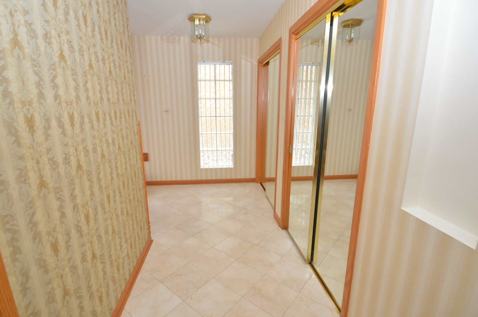 499 Selborne Road Riverside, IL 60546 - Photo 2 of 35 a view of an empty room