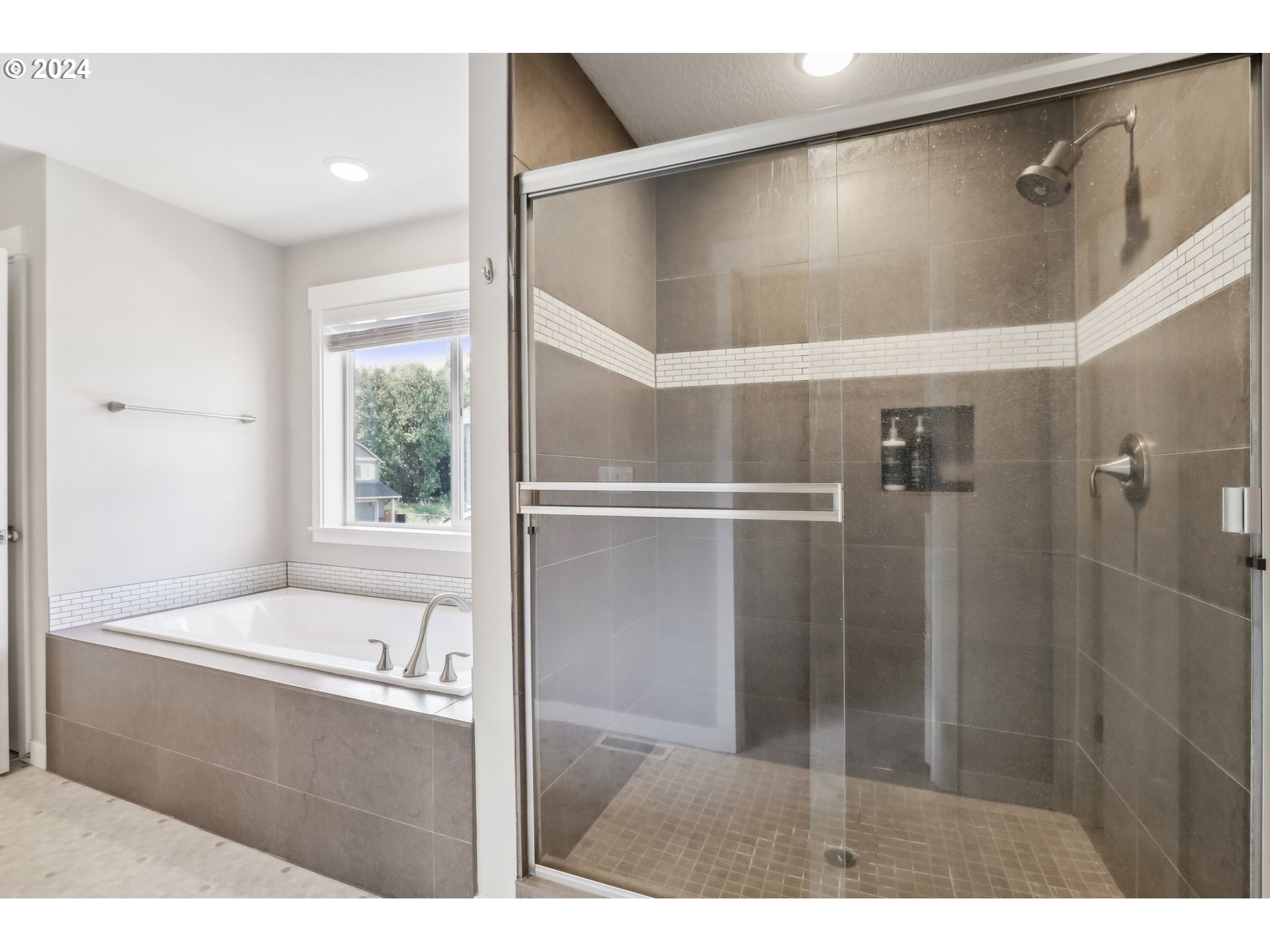 1817 Northeast 171st Street Ridgefield, WA 98642 - Photo 19 of 32 a bathroom with a tub and a shower