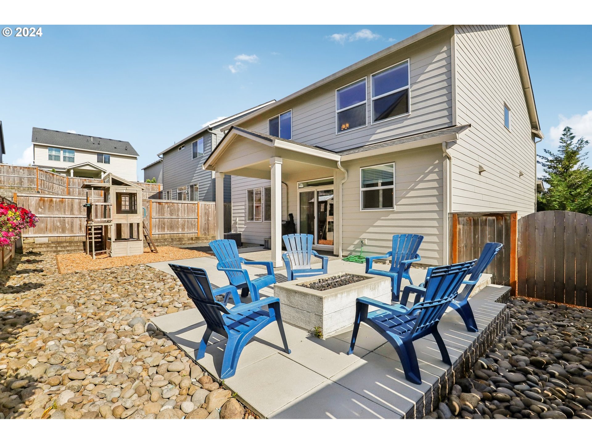 1817 Northeast 171st Street Ridgefield, WA 98642 - Photo 28 of 32 a building outdoor space with patio furniture and potted plants