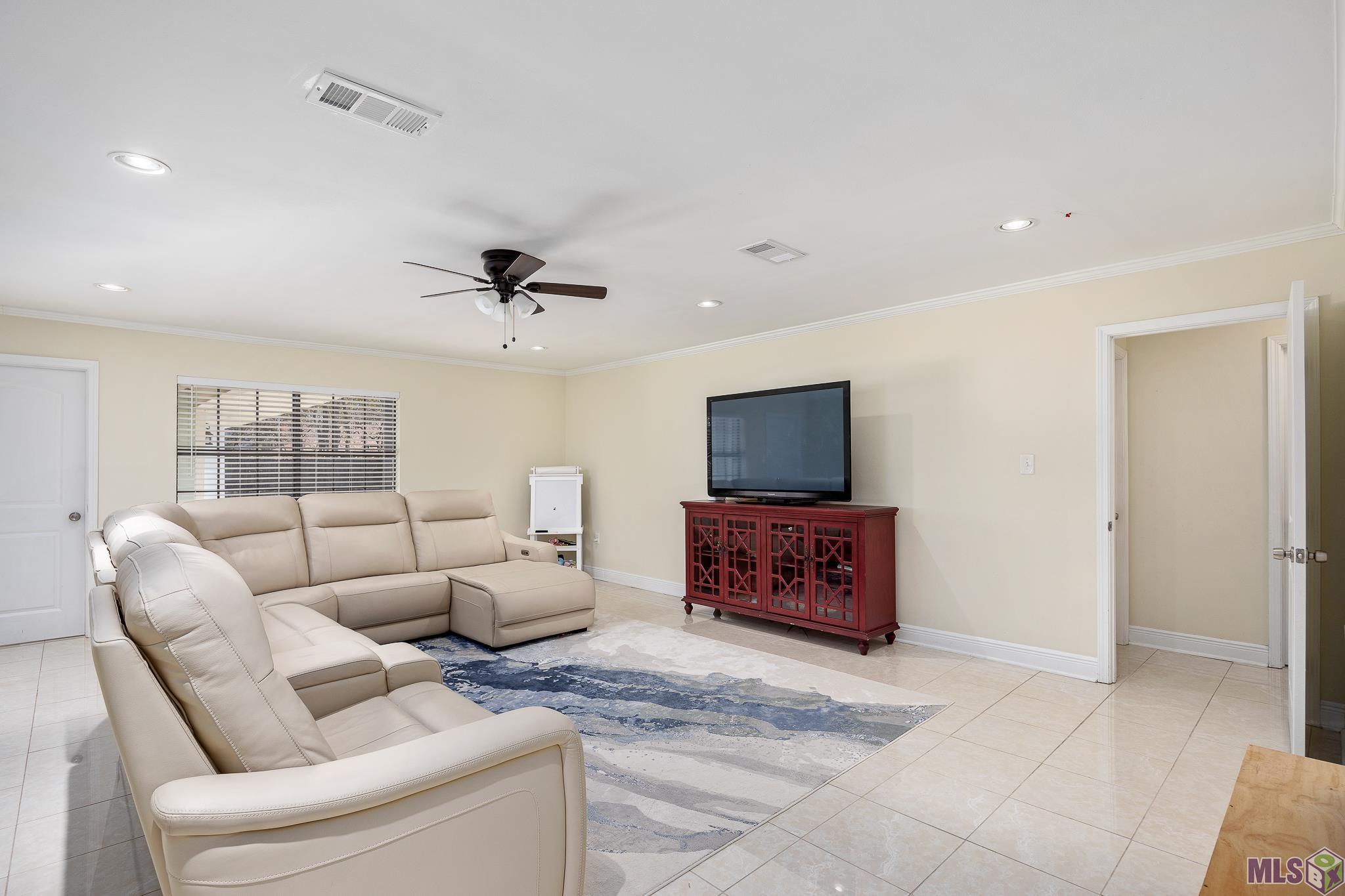 7463 Proxie Drive Baton Rouge, LA 70817 - Photo 4 of 24 Livingroom