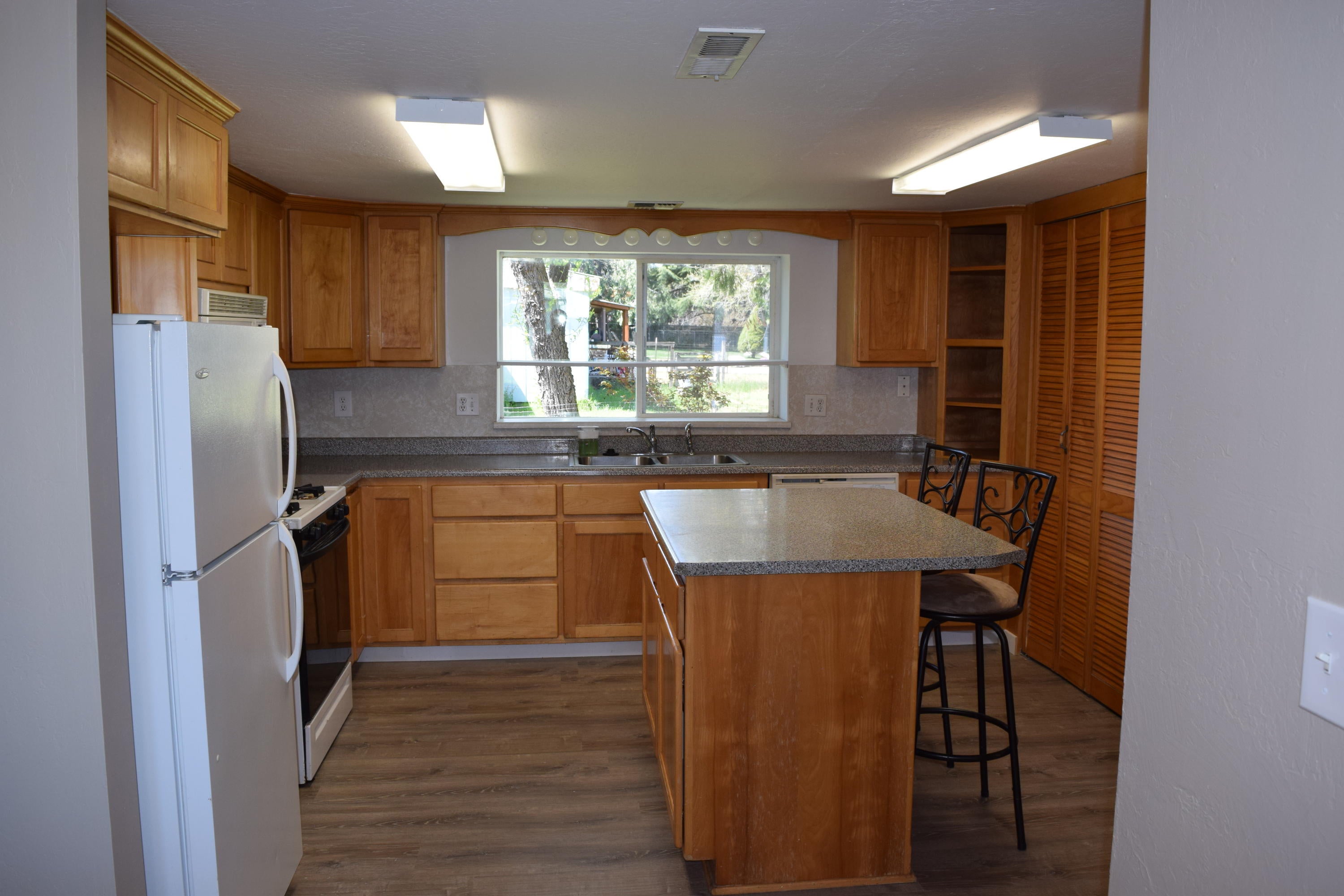204 Wilson Road Central Point, OR 97502 - Photo 13 of 53 DSC_0778