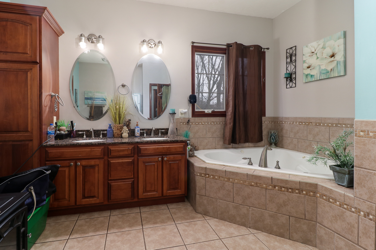 938 Kickapoo Drive Danvers, IL 61732 - Photo 24 of 49 a spacious bathroom with a sink and a mirror