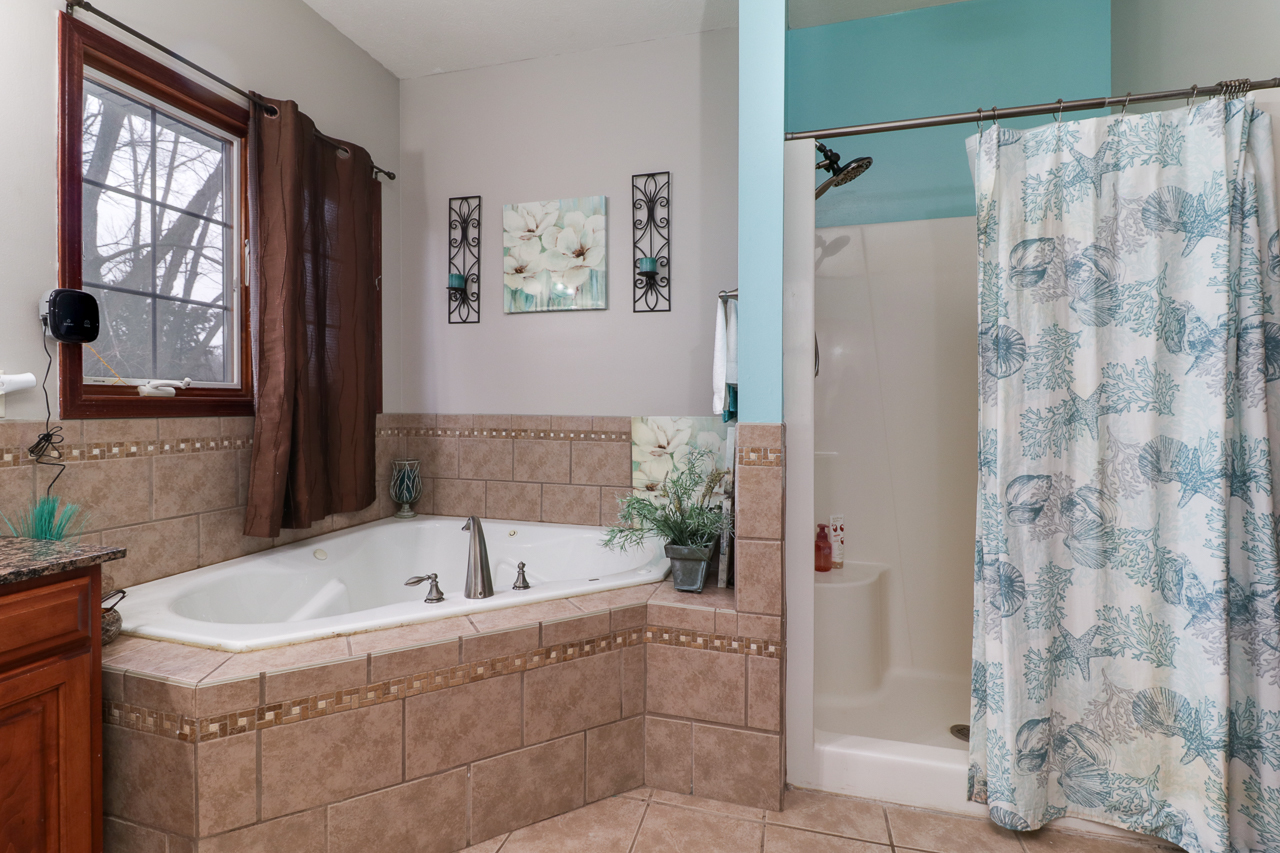 938 Kickapoo Drive Danvers, IL 61732 - Photo 25 of 49 a bathroom with a bathtub and a shower