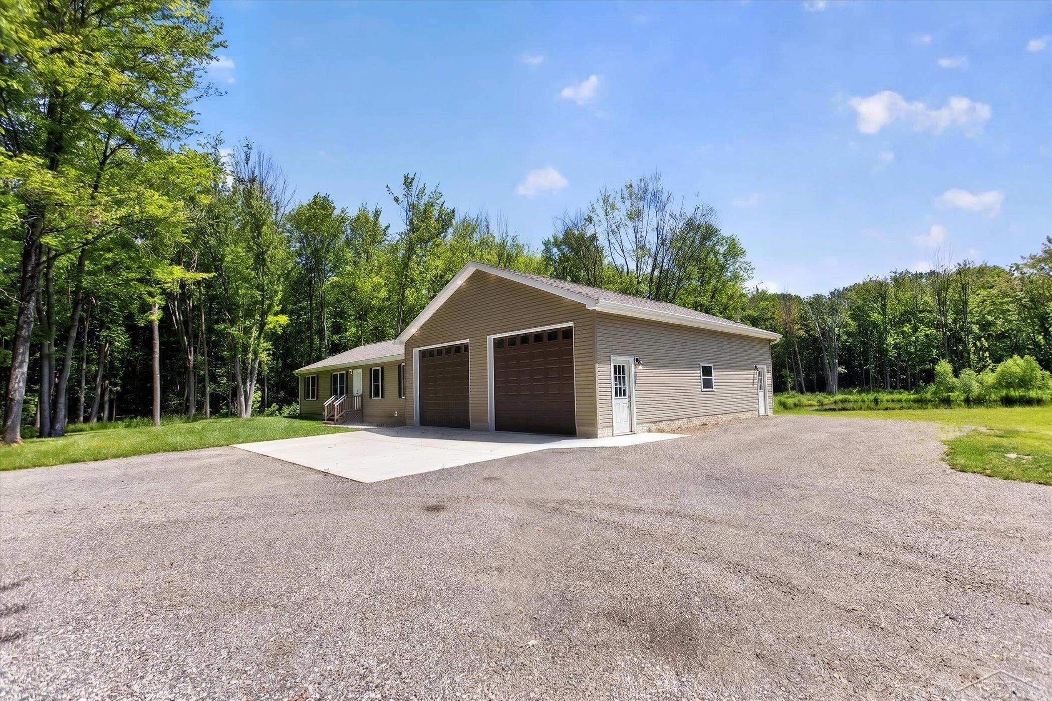5590 North Jefferson Road Midland, MI 48642 - Photo 2 of 60