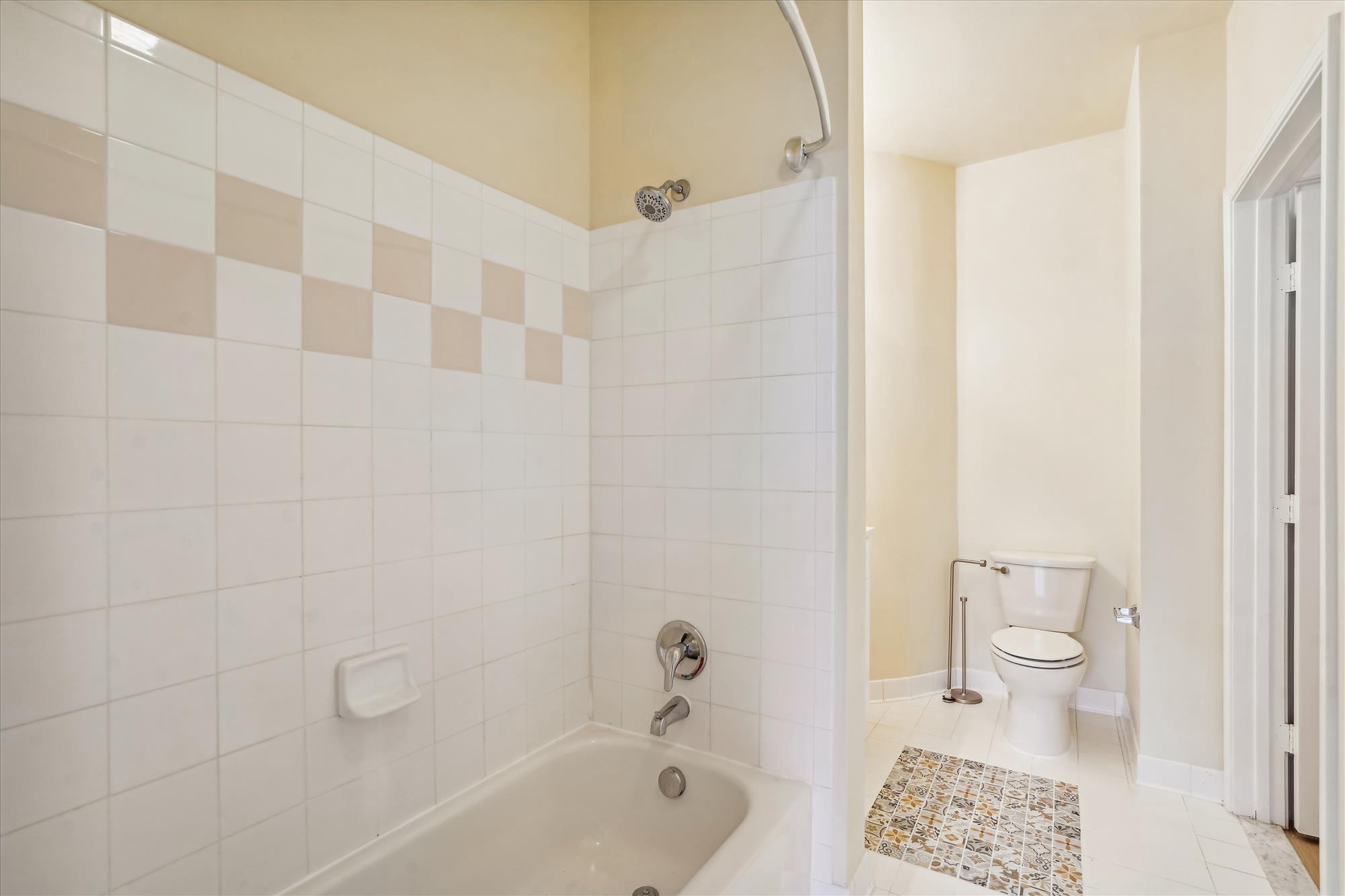 12000 Market Street, Unit 310 Reston, VA 20190 - Photo 15 of 22 Shower/tub combo