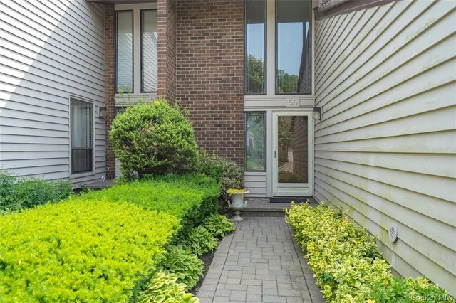 a view of a pathway with outside house