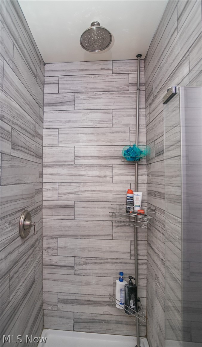 6487 Kerneywood Road Parma, OH 44129 - Photo 16 of 34 Guest bath with stand up tile shower, main level.