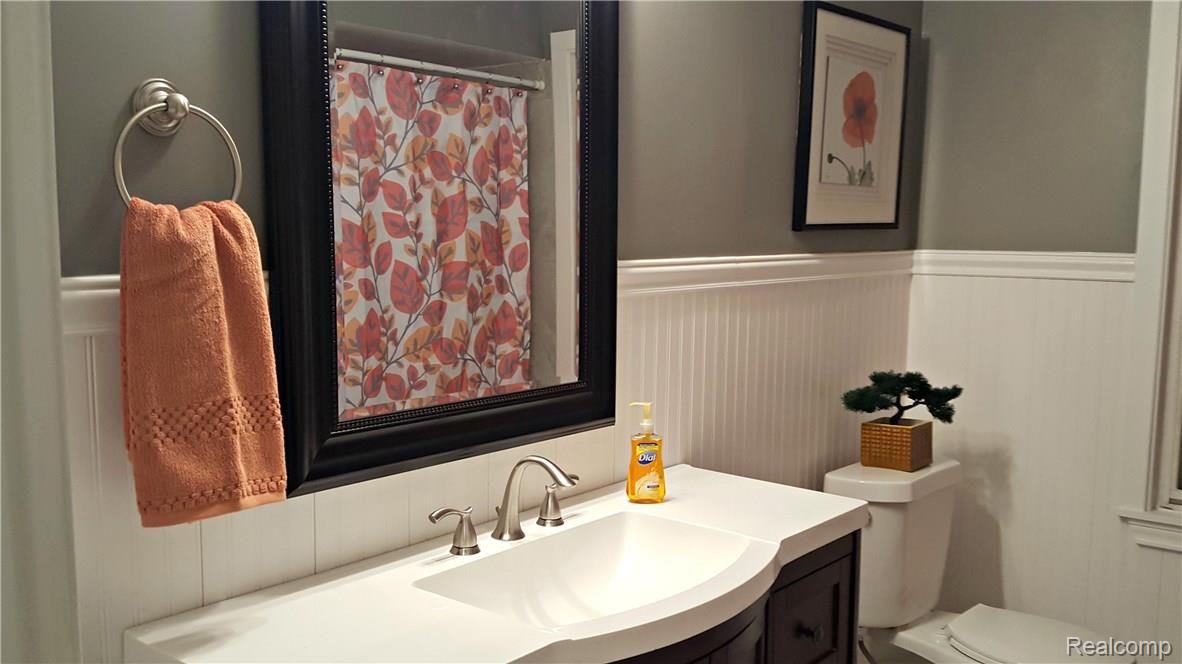 395 Willow Tree Lane Rochester, MI 48306 - Photo 11 of 21 11-full bath 2.jpg