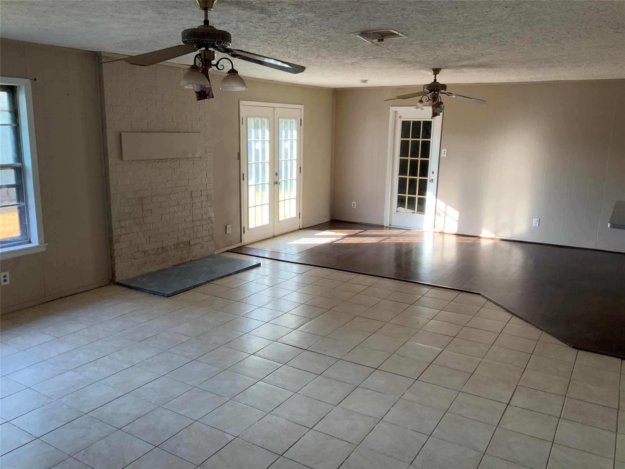 301 Travis Street Baytown, TX 77520 - Photo 11 of 37 Family room
