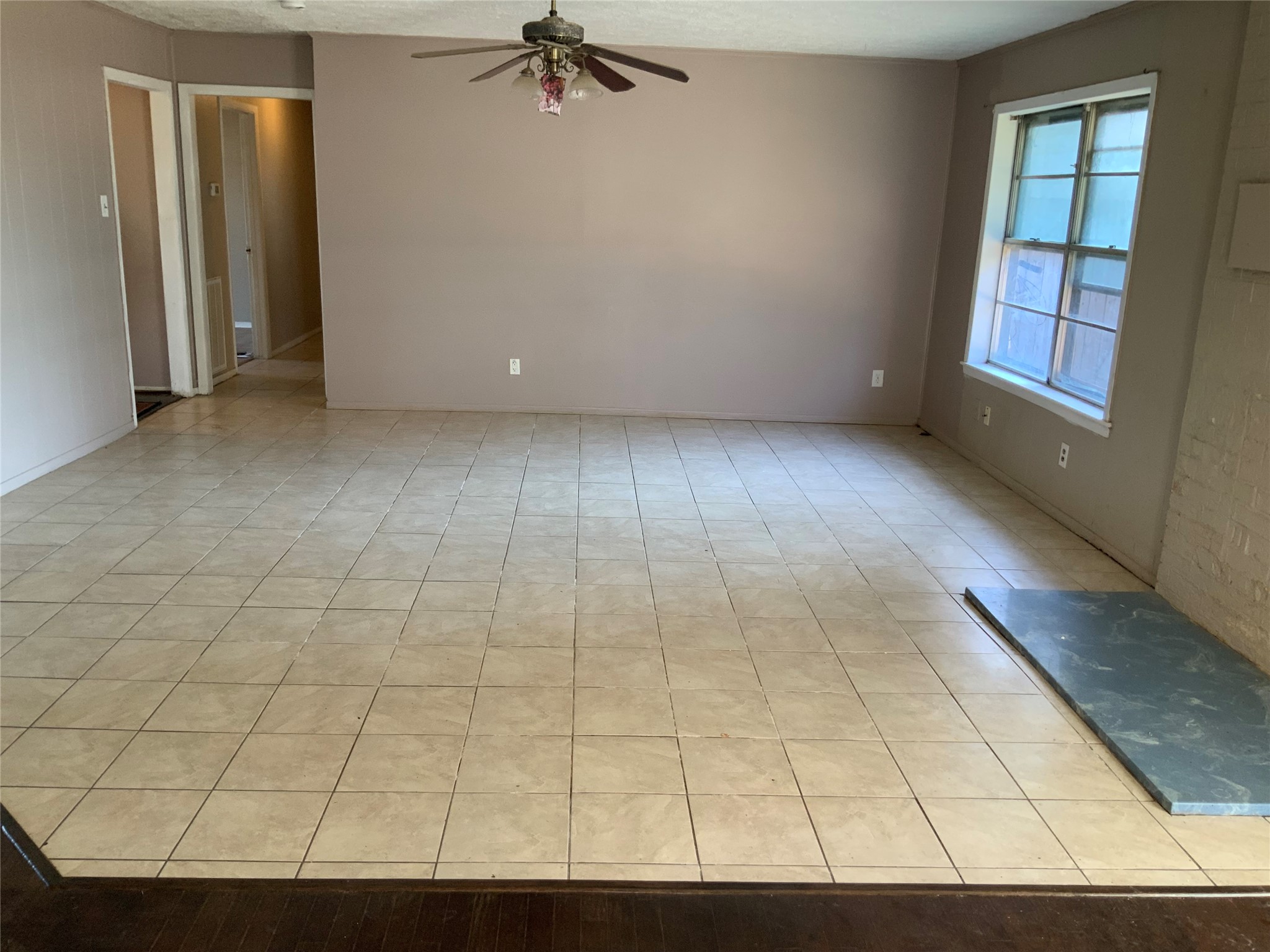 301 Travis Street Baytown, TX 77520 - Photo 12 of 37 Family room