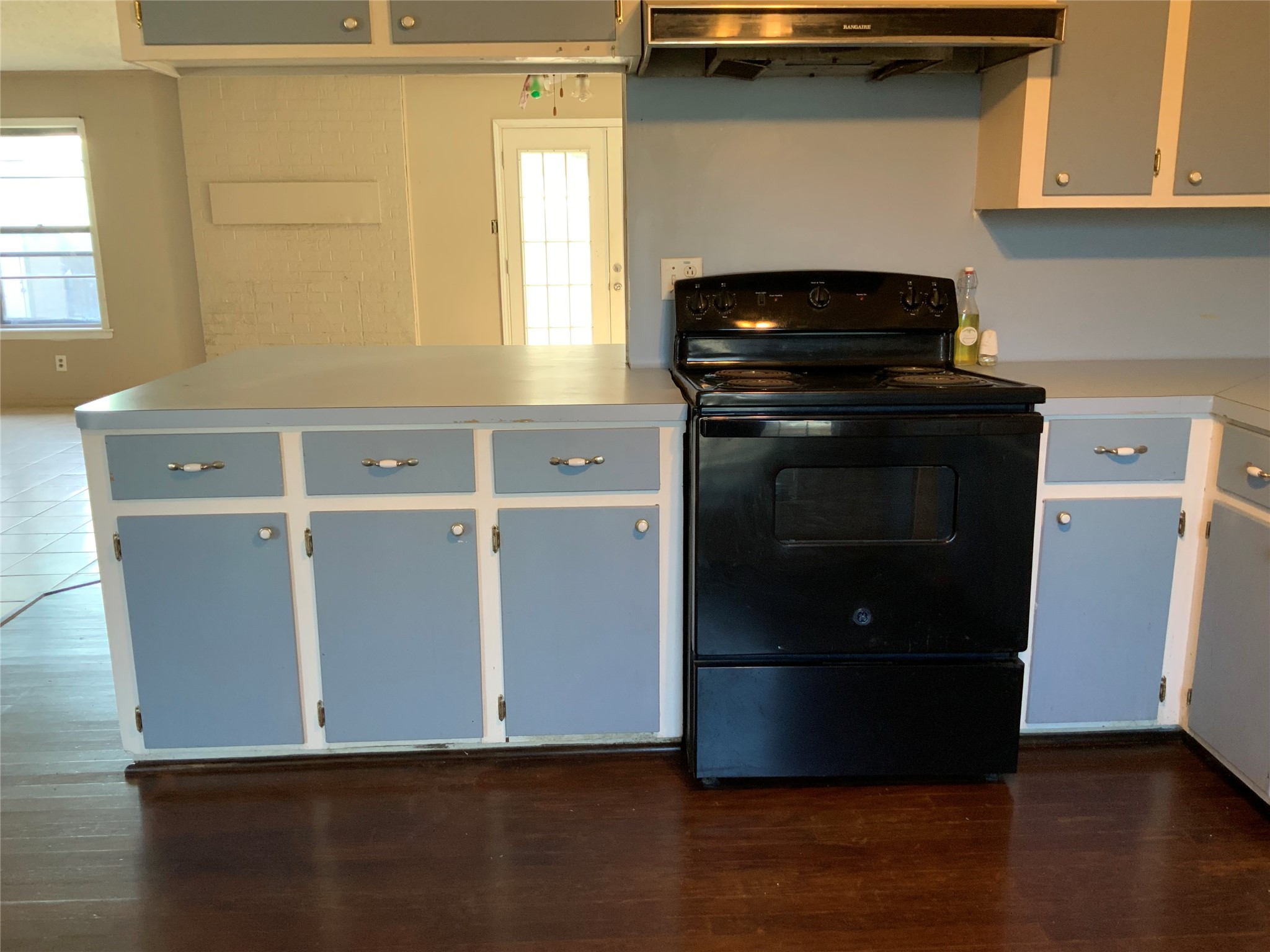 301 Travis Street Baytown, TX 77520 - Photo 16 of 37 Kitchen