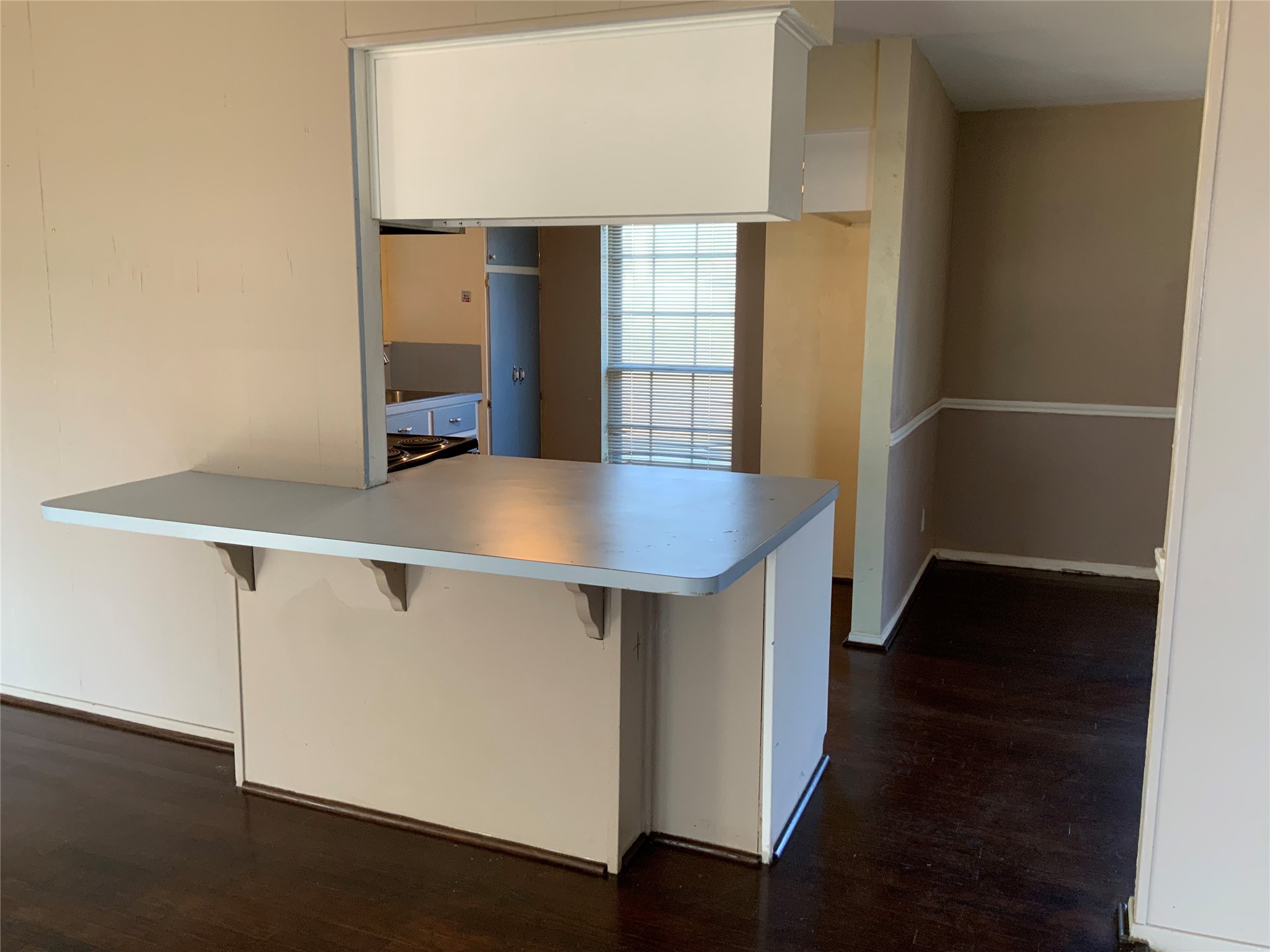 301 Travis Street Baytown, TX 77520 - Photo 19 of 37 Bar area in kitchen