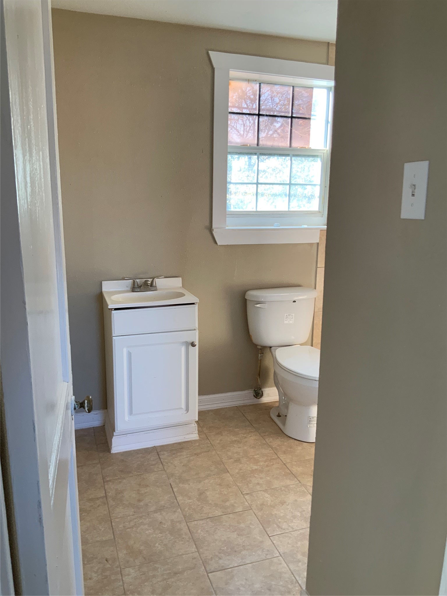 301 Travis Street Baytown, TX 77520 - Photo 34 of 37 Full bathroom