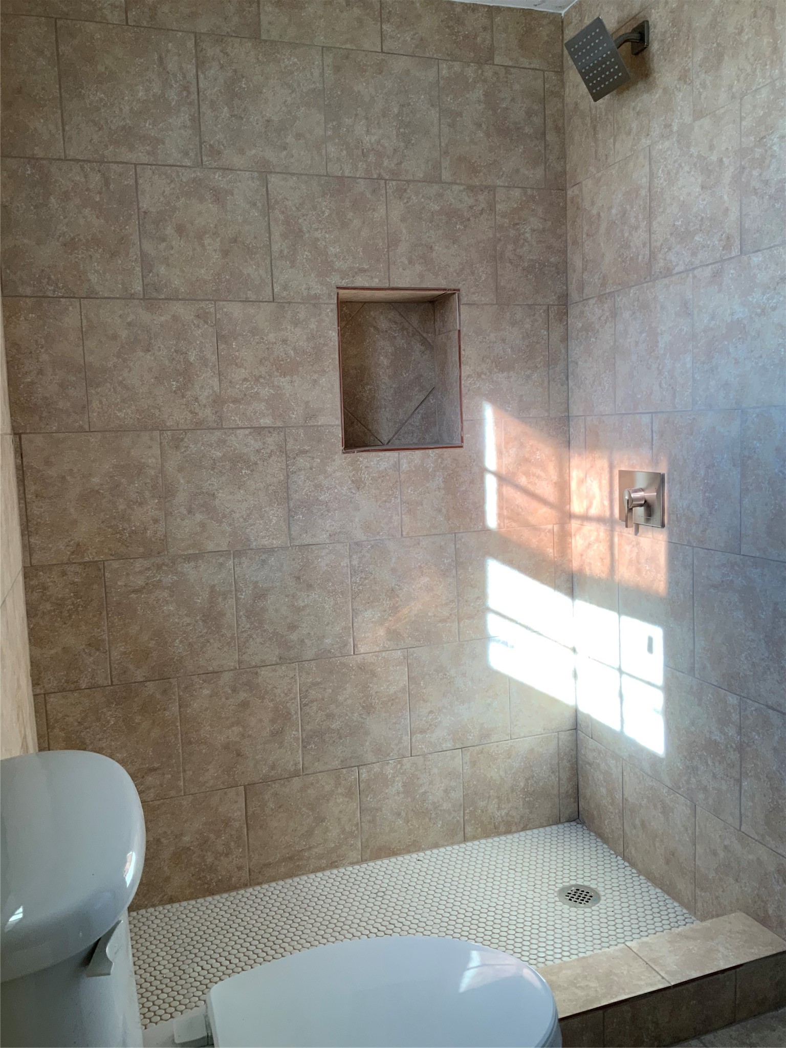 301 Travis Street Baytown, TX 77520 - Photo 35 of 37 Full bathroom