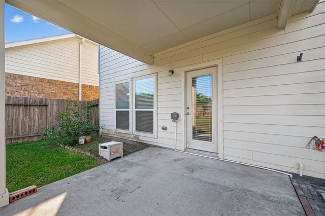 a view of a house with backyard and porch