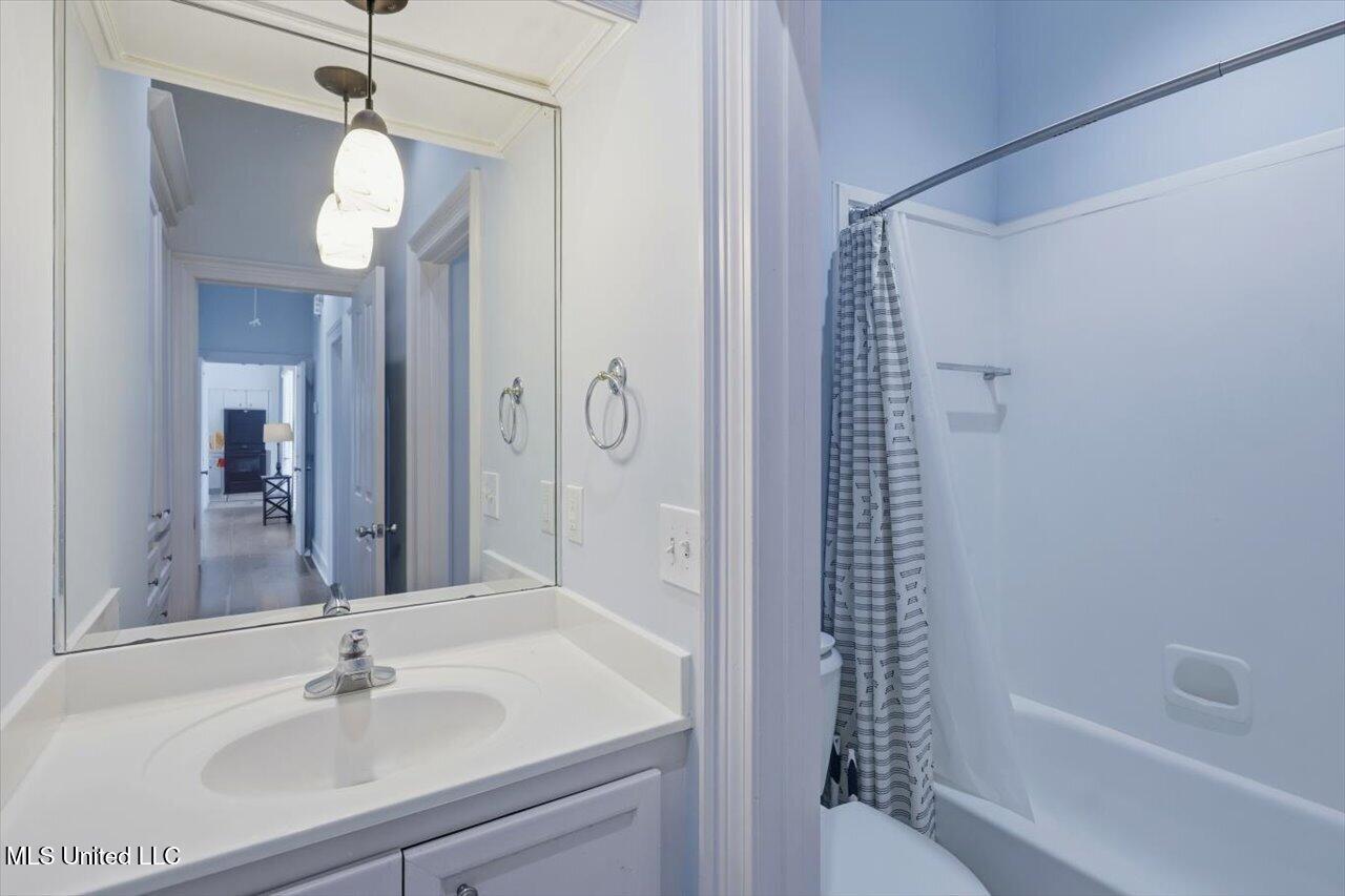 1547 Brecon Drive Jackson, MS 39211 - Photo 16 of 23 Hall bath