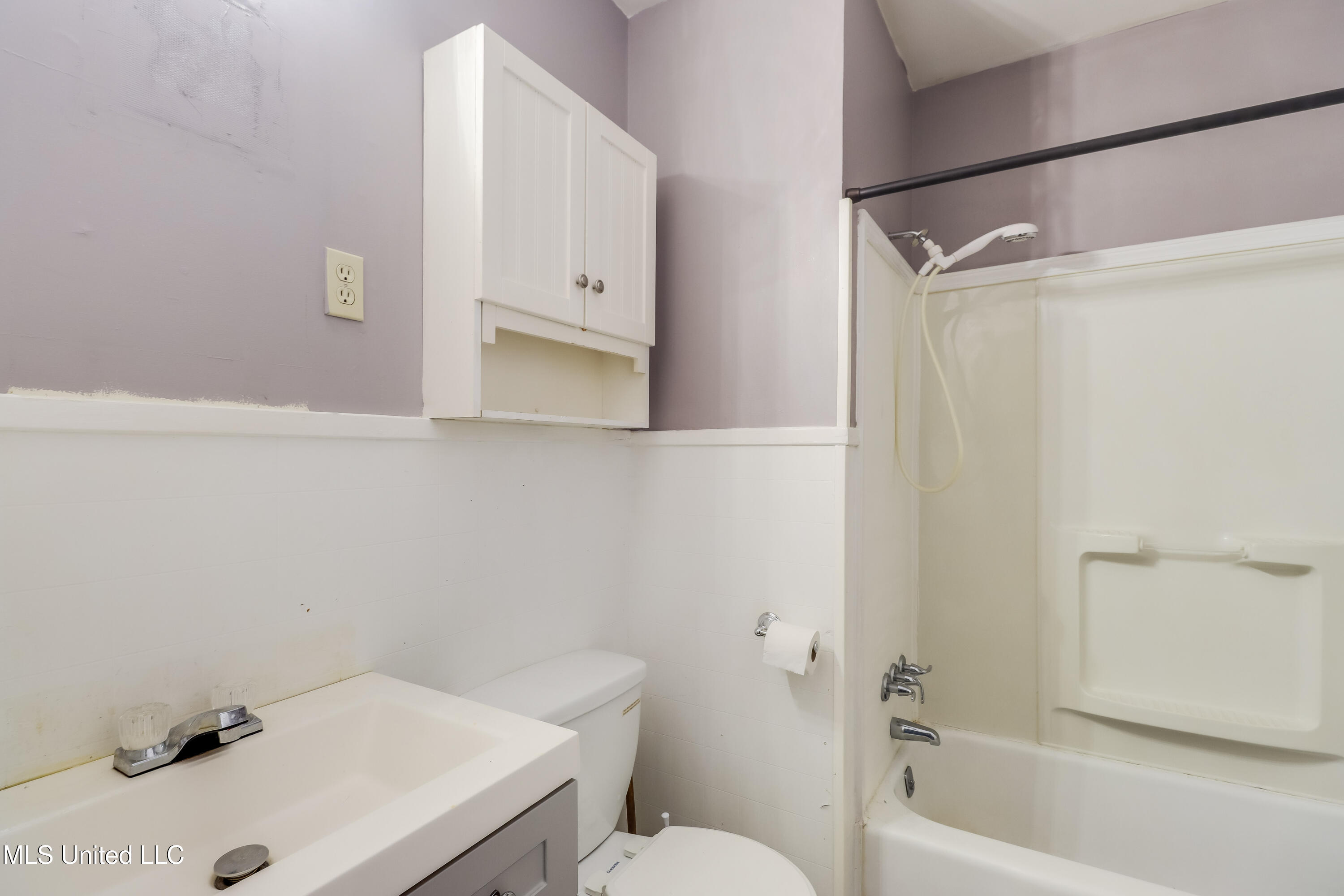1054 Columbus Street Biloxi, MS 39530 - Photo 13 of 22 Apt bathroom