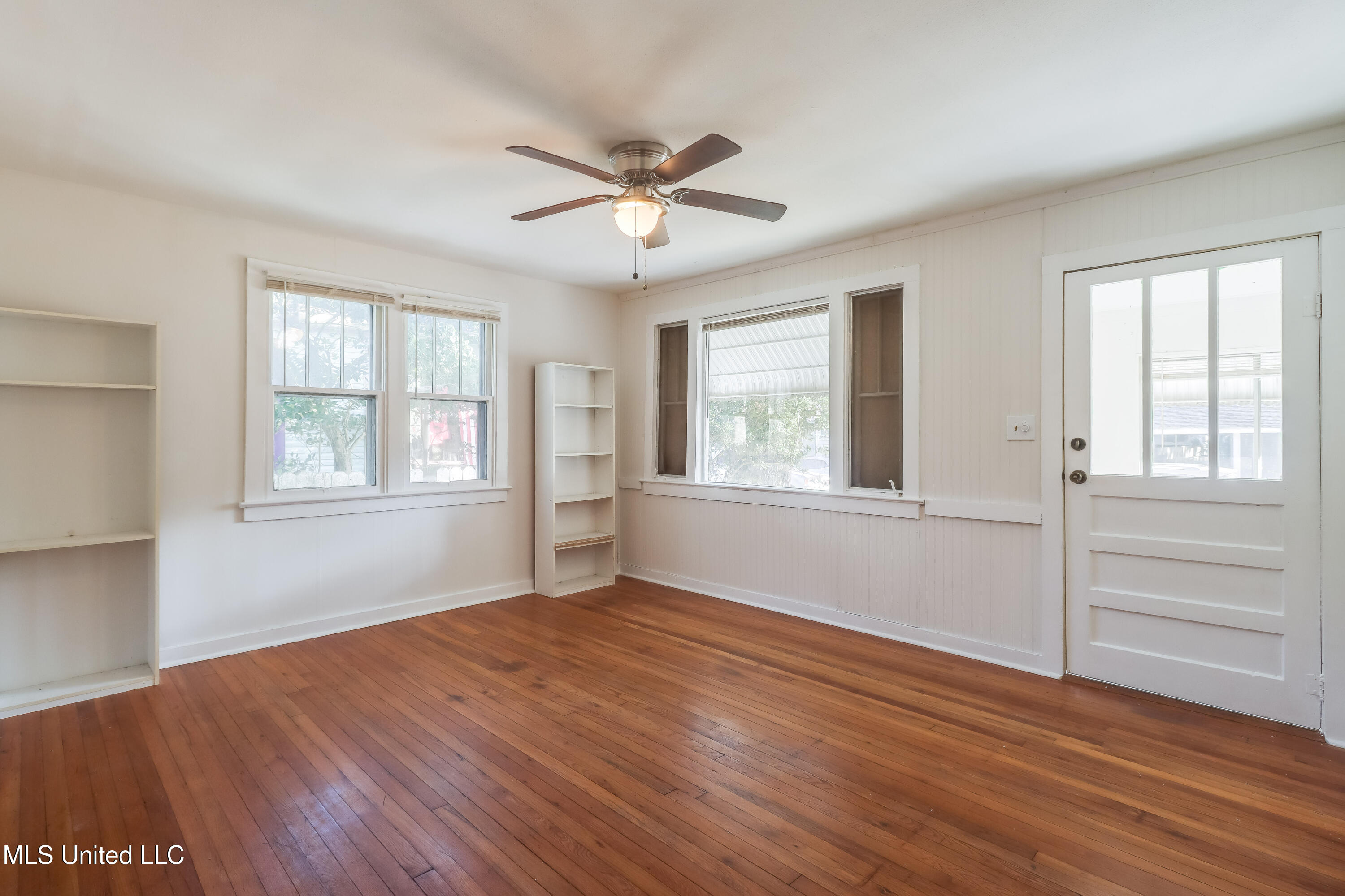 1054 Columbus Street Biloxi, MS 39530 - Photo 5 of 22 Living room