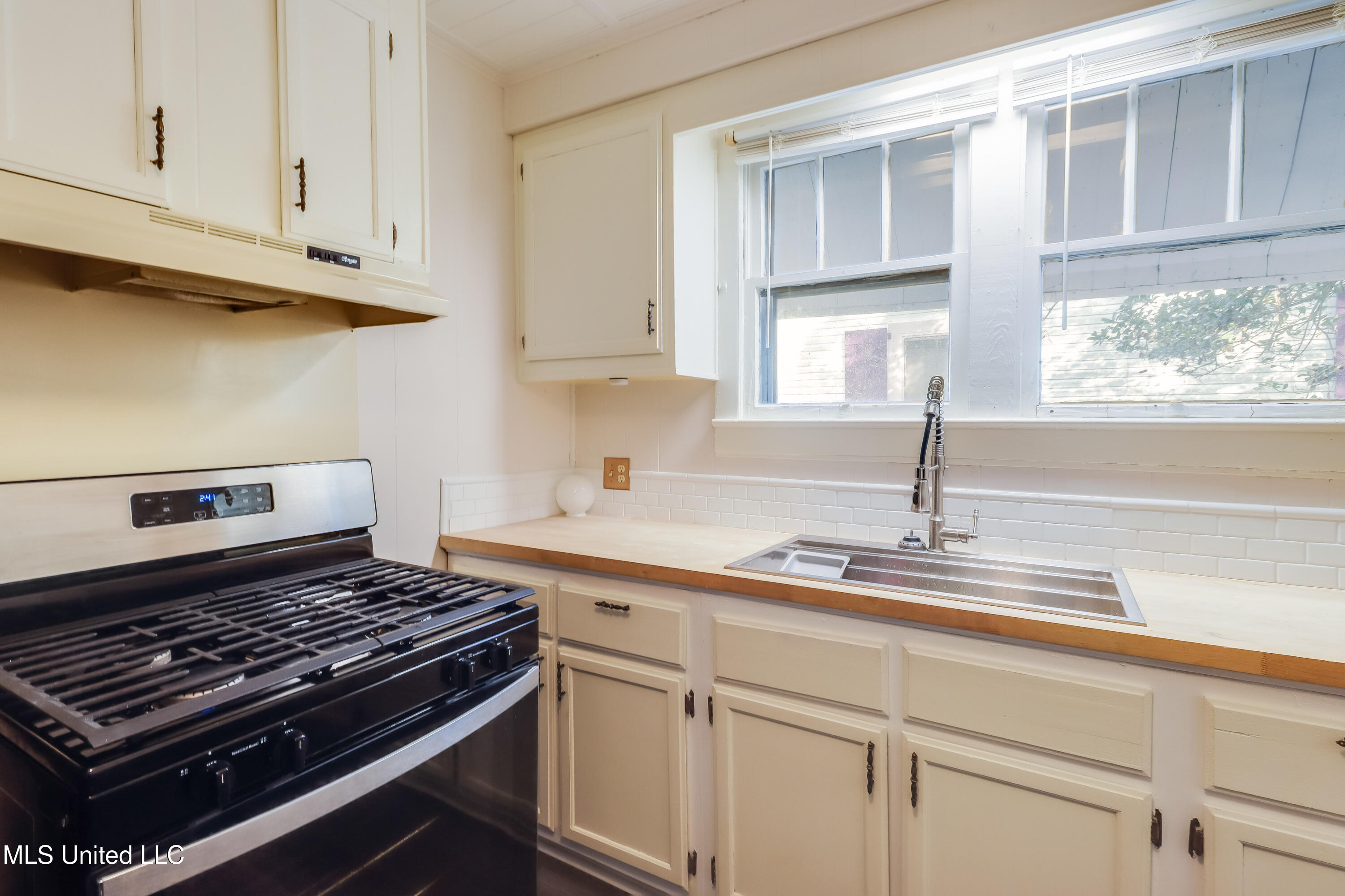 1054 Columbus Street Biloxi, MS 39530 - Photo 7 of 22 Kitchen