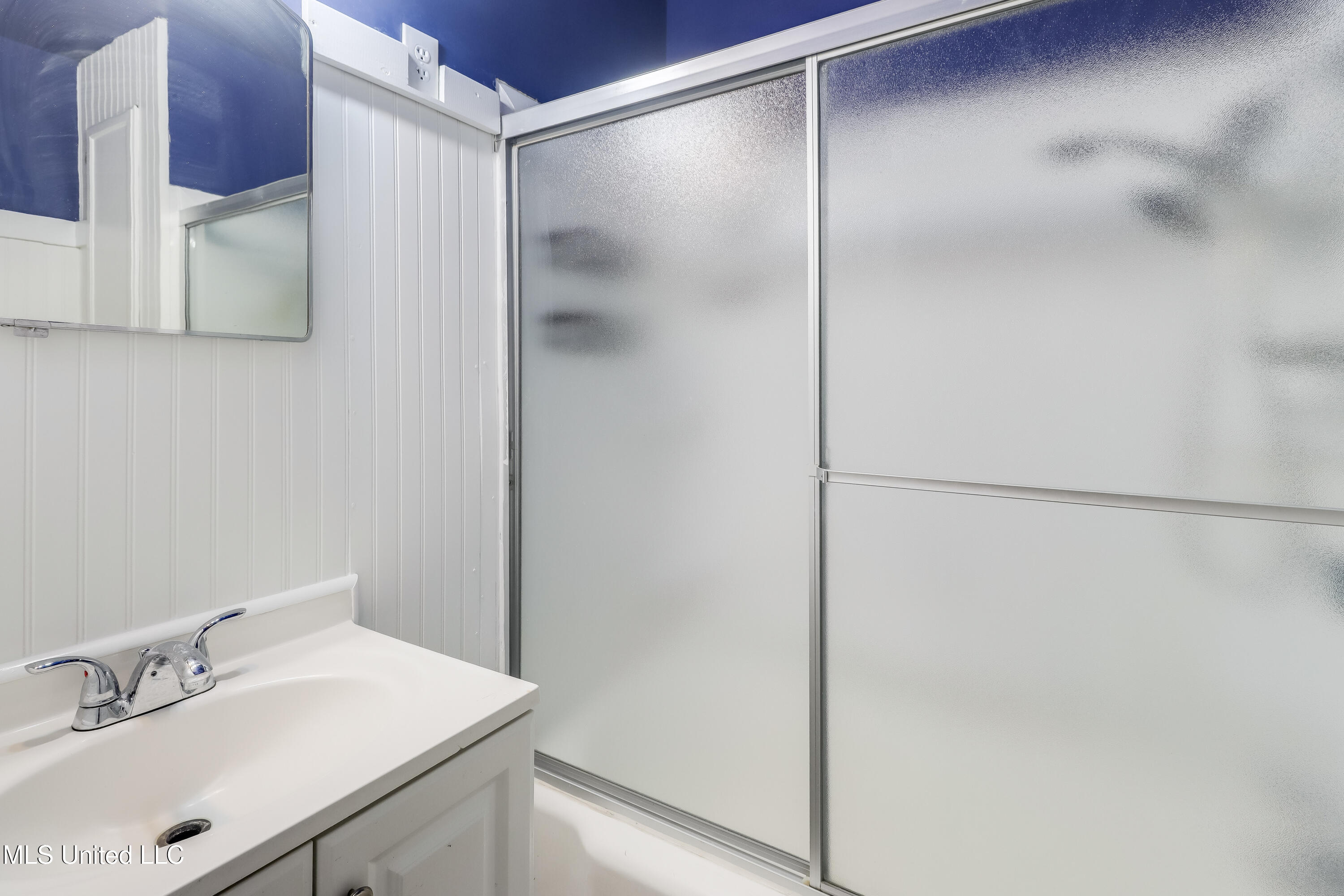 1054 Columbus Street Biloxi, MS 39530 - Photo 9 of 22 Main house bathroom