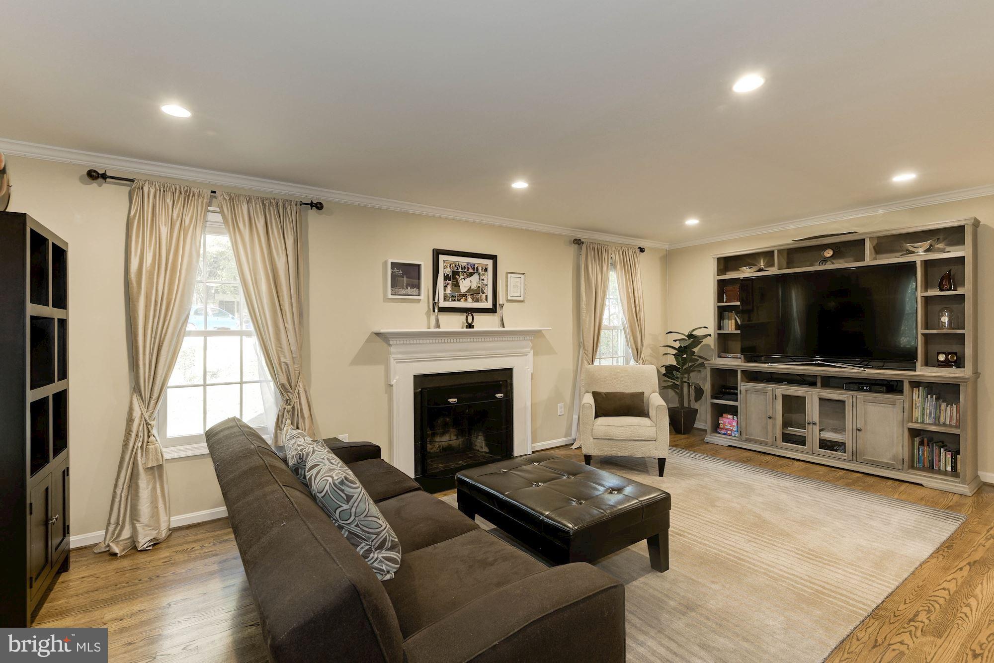4628 4th Road North Arlington, VA 22203 - Photo 6 of 29 Living Room