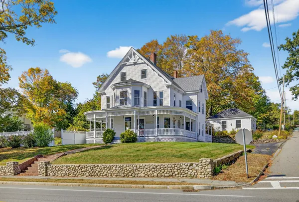 $800,000 | 84 East Broadway, Derry, NH 03038