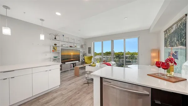 $530,000 | 1709 North Tamiami Trail, Unit 522, Sarasota, FL 34236