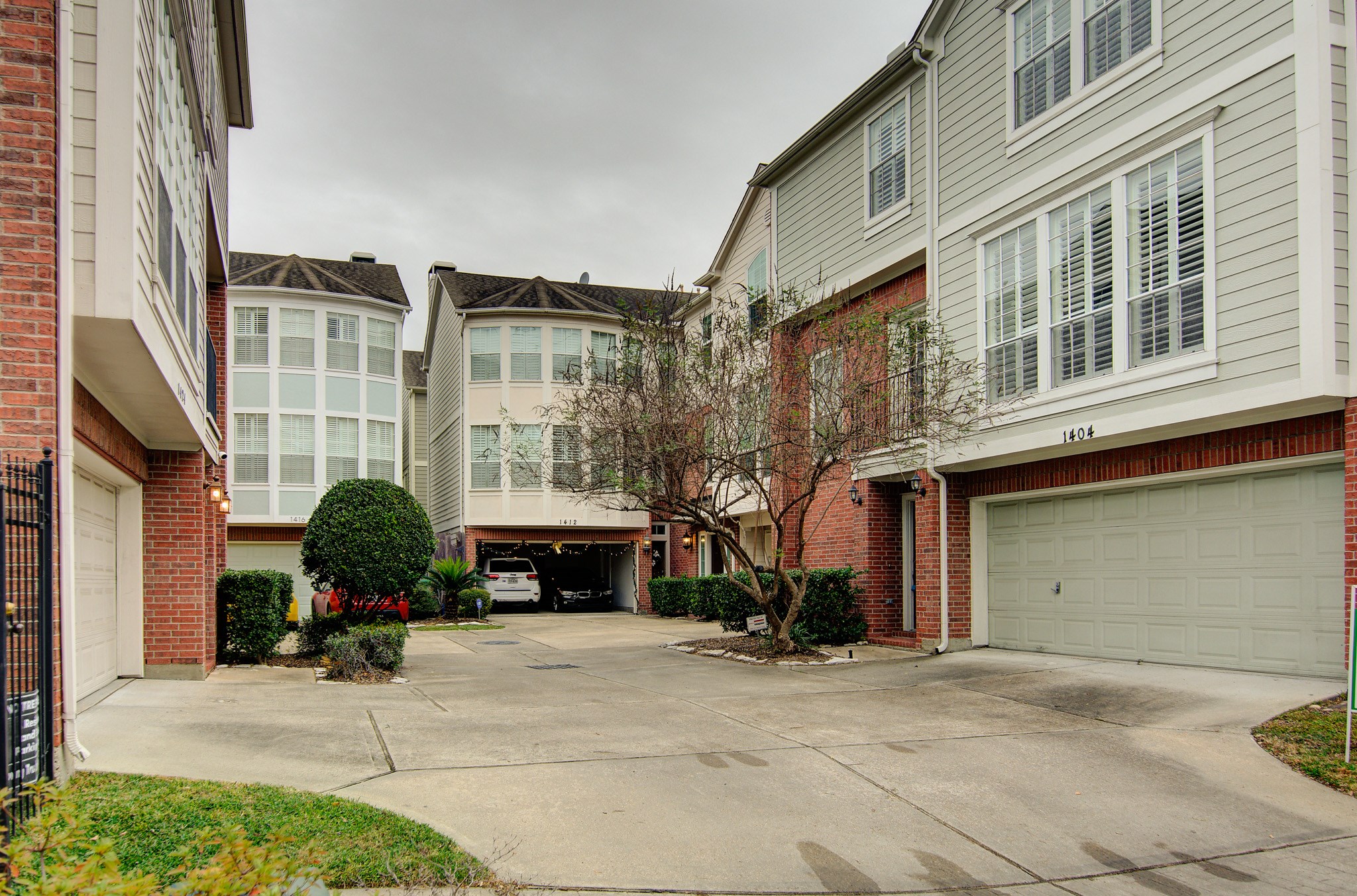 1408 West Webster Street Houston, TX 77019 - Photo 34 of 46 a tall building with a outdoor space