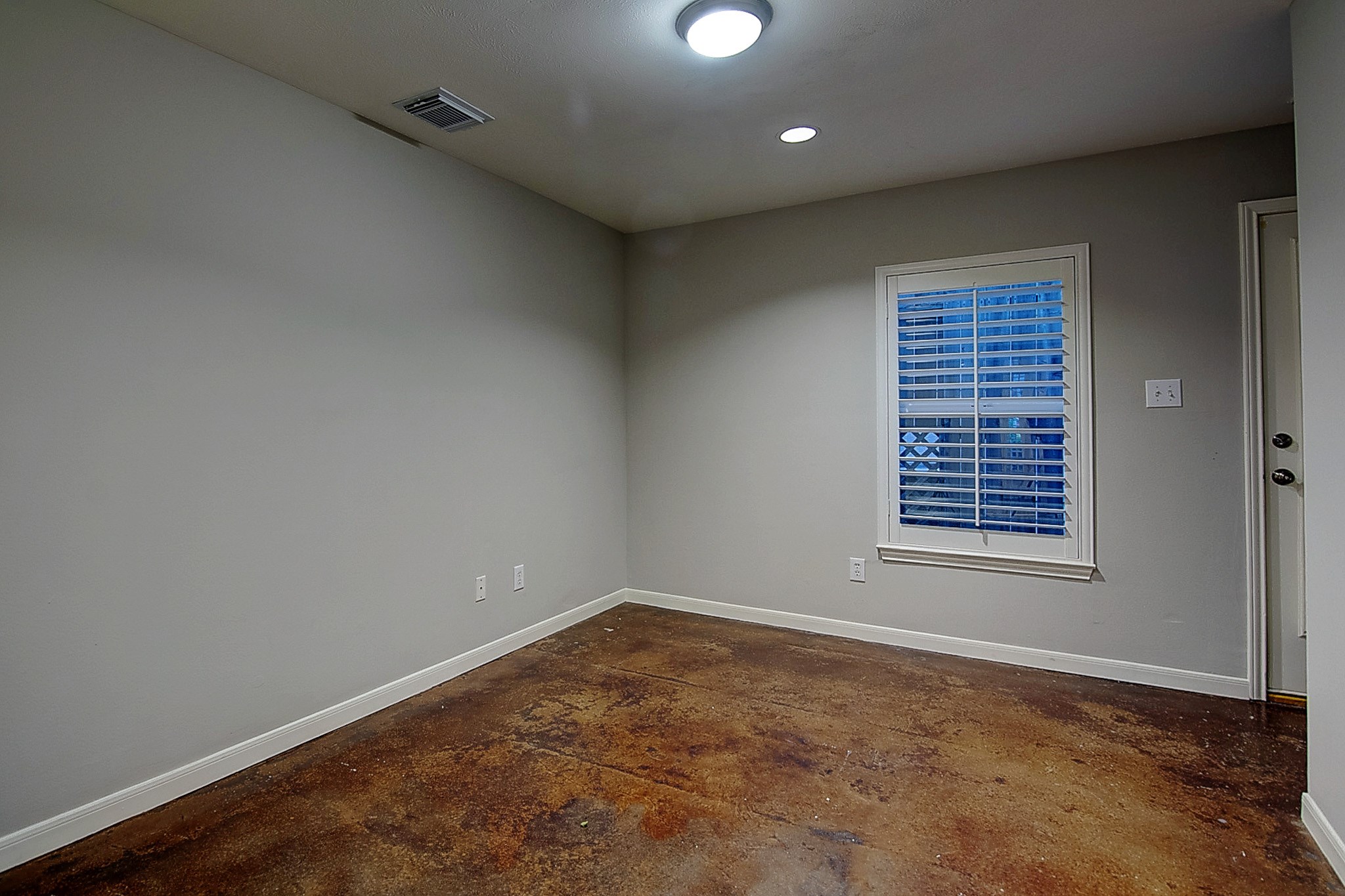 1408 West Webster Street Houston, TX 77019 - Photo 8 of 46 an empty room with a window