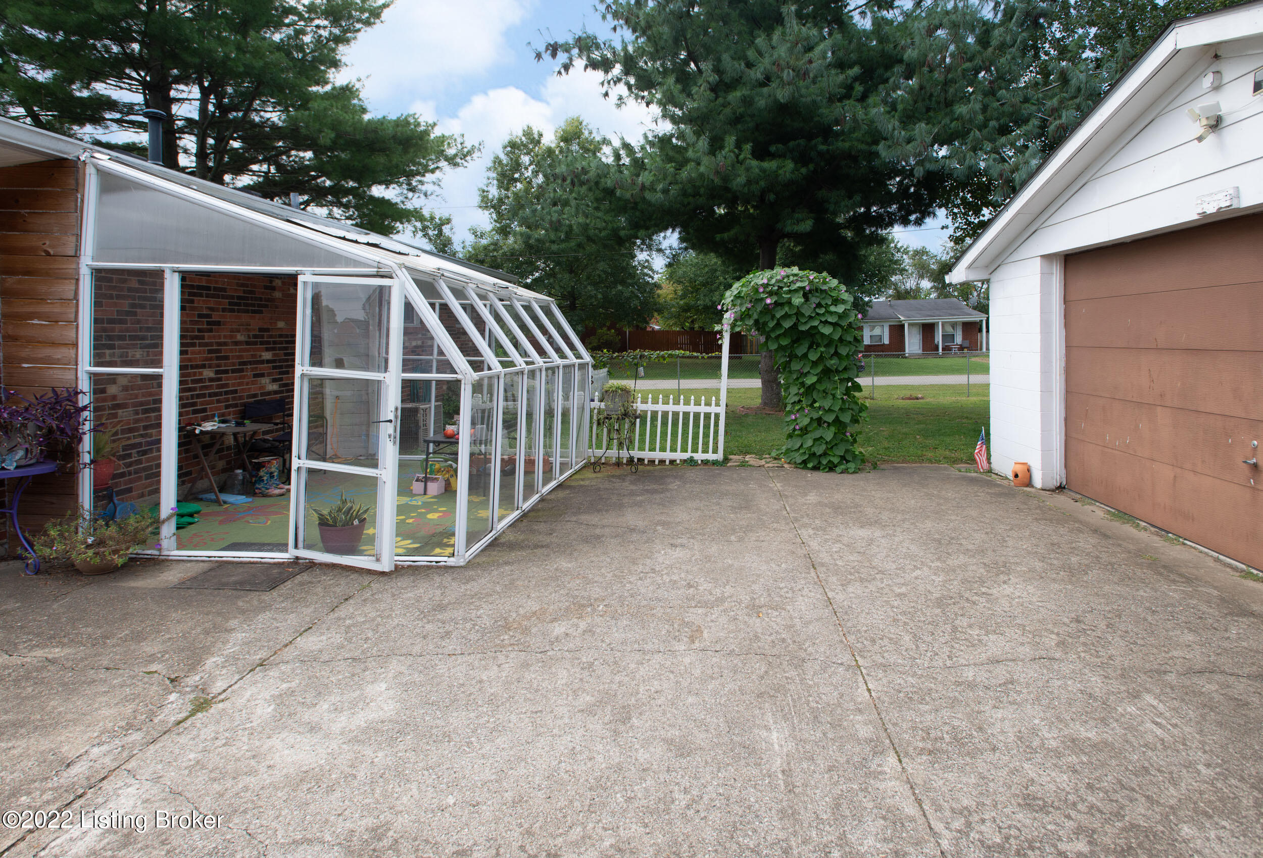 807 Blossom Road Louisville, KY 40229 - Photo 18 of 25 807BlossomRd_1027
