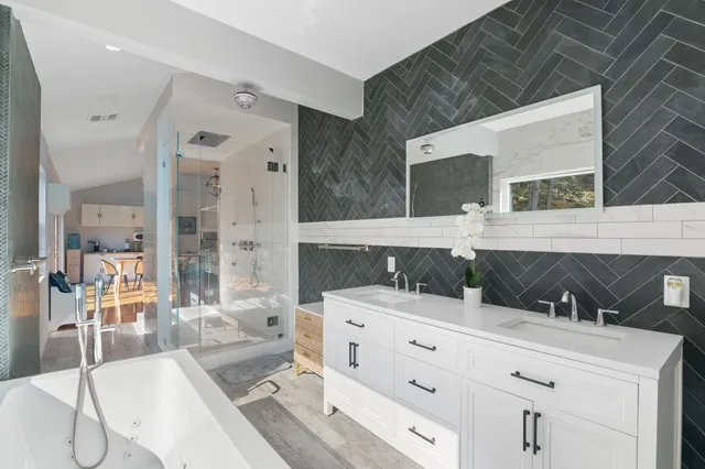 $529,999 | 636 Tunnel Street, Readsboro, VT 05350