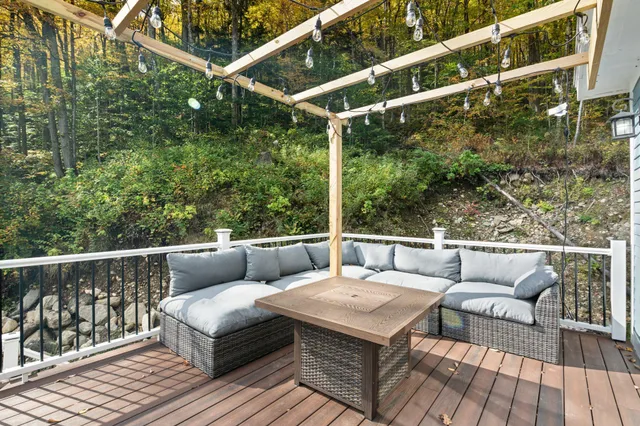 $529,999 | 636 Tunnel Street, Readsboro, VT 05350