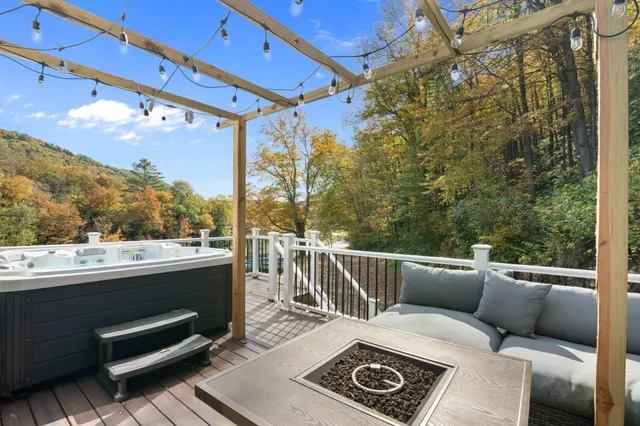 $529,999 | 636 Tunnel Street, Readsboro, VT 05350