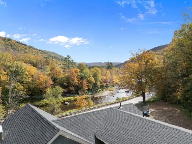 $529,999 | 636 Tunnel Street, Readsboro, VT 05350