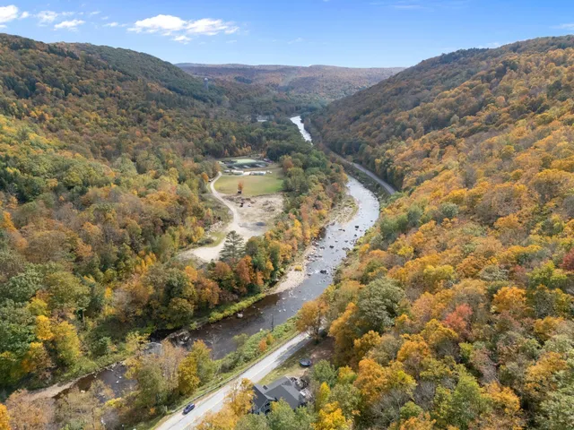 $529,999 | 636 Tunnel Street, Readsboro, VT 05350