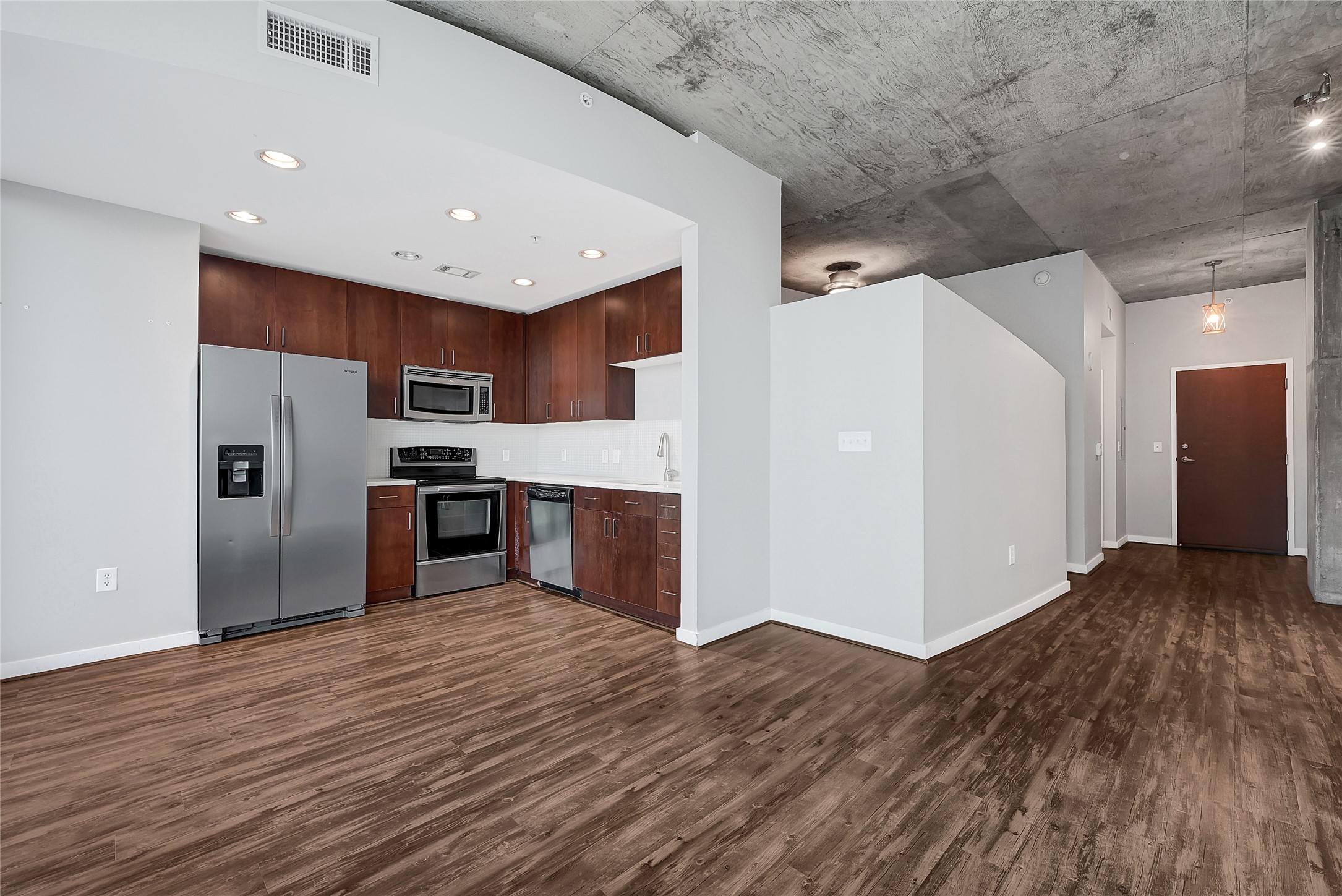5925 Almeda Road, Unit 11306 Houston, TX 77004 - Photo 7 of 32 a kitchen with stainless steel appliances kitchen island granite countertop a refrigerator and a stove