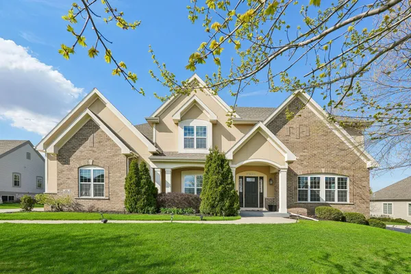 $989,900 | N55W20970 Carters Crossing Circle, Menomonee Falls, WI 53051