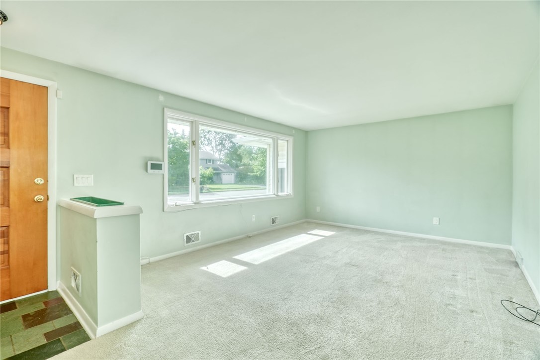82 Woolacott Road Rochester, NY 14621 - Photo 2 of 45 Gallery Image 2