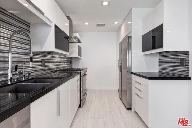 $870,000 | 18730 Hatteras Street, Unit 23, Tarzana, CA 91356