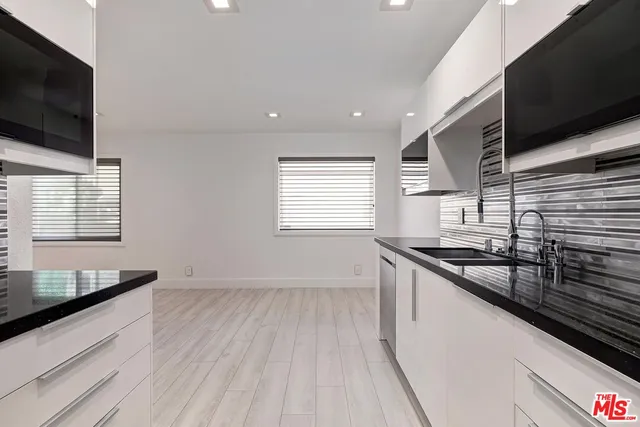 $870,000 | 18730 Hatteras Street, Unit 23, Tarzana, CA 91356