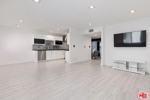 $870,000 | 18730 Hatteras Street, Unit 23, Tarzana, CA 91356