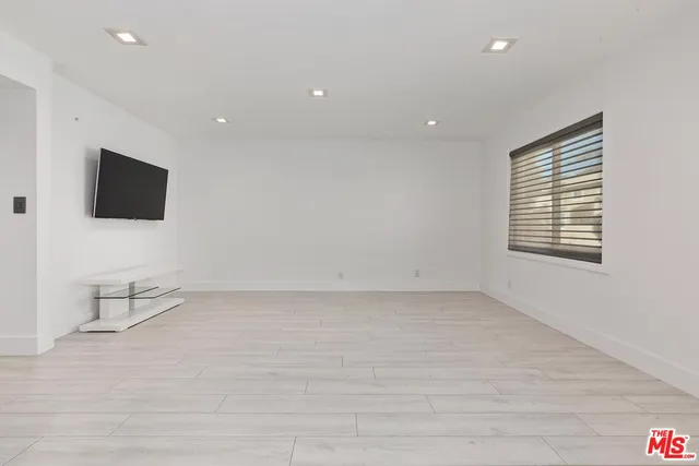 $870,000 | 18730 Hatteras Street, Unit 23, Tarzana, CA 91356