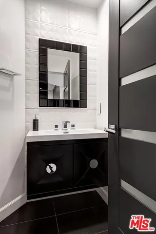 $870,000 | 18730 Hatteras Street, Unit 23, Tarzana, CA 91356