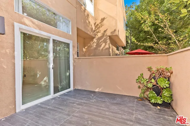 $870,000 | 18730 Hatteras Street, Unit 23, Tarzana, CA 91356