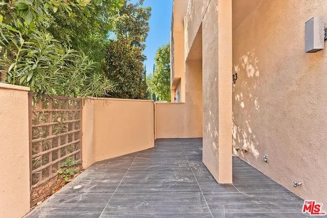 $870,000 | 18730 Hatteras Street, Unit 23, Tarzana, CA 91356