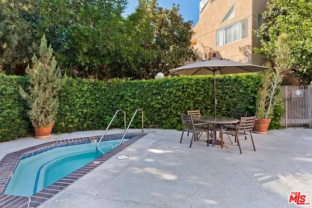 $870,000 | 18730 Hatteras Street, Unit 23, Tarzana, CA 91356